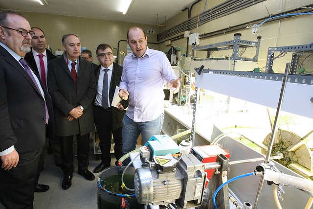 El profesor Raúl Muñoz explica sus proyecto al Rector y al consejero de Educación