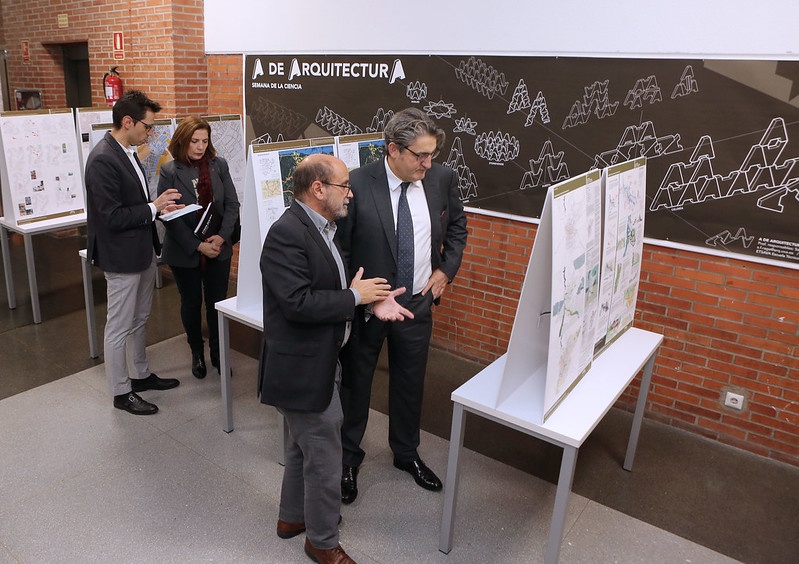 La vicerrectora de Estudiantes junto con Iván Rincón (profesor de la ETSAVA), Darío Álvarez (director de la Escuela Técnica Superior de Arquitectura) y el presidente del Consejo Social de la UVa