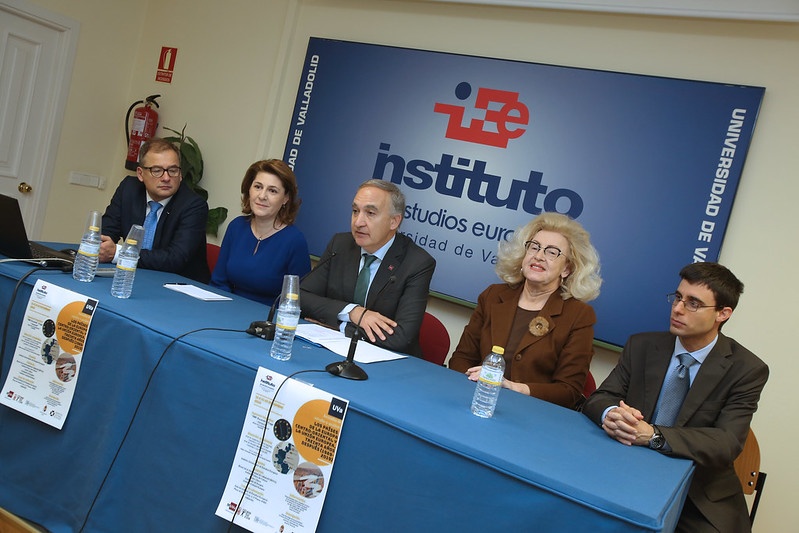 El rector (centro) durante la inauguración acompañado a ambos lados de embajador de la República Checa, Ivan Jancarek; la embajadora de Rumanía, Grabriela Dancau; la embajadora de Polonia, Marzenna Adamczyk, y el consejero de Asuntos Políticos de la Embajada de Hungría, Dávid Elek Horváth