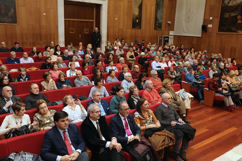 Público asistente al Auto de Navidad de la Hermandad Universitaria del Santísimo Cristo de la Luz