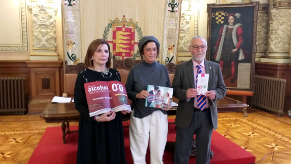 La vicerrectora de Estudiantes, Mª Ángeles Sobaler; la concejala de Servicios Sociales y Mediación Comunitaria, Rafaela Romero, y el presidente de ARVA, Julián Rodríguez