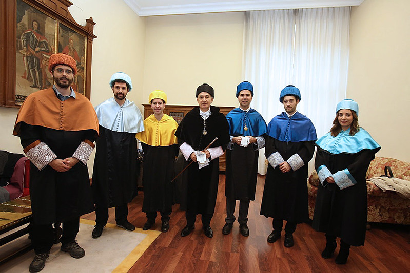 El Rector de la UVa, Antonio Largo, junto a los representantes de los nuevos Doctores