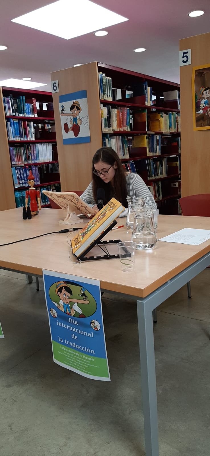 Una estudiante, en la lectura continuada