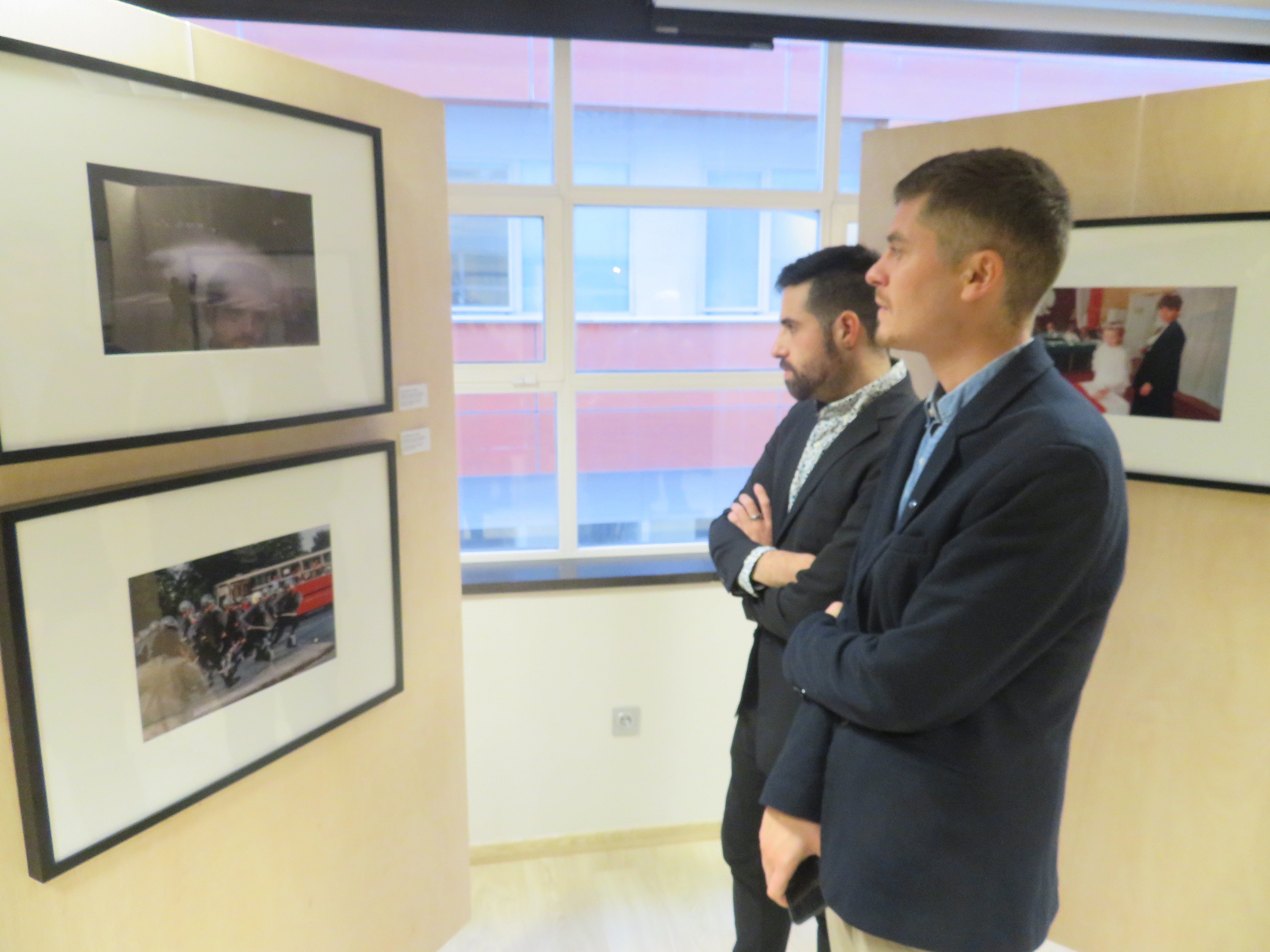Visitantes a la exposición ”Bucarest-Praga-Varsovia. Instantáneas de la Transición a la Democracia”
