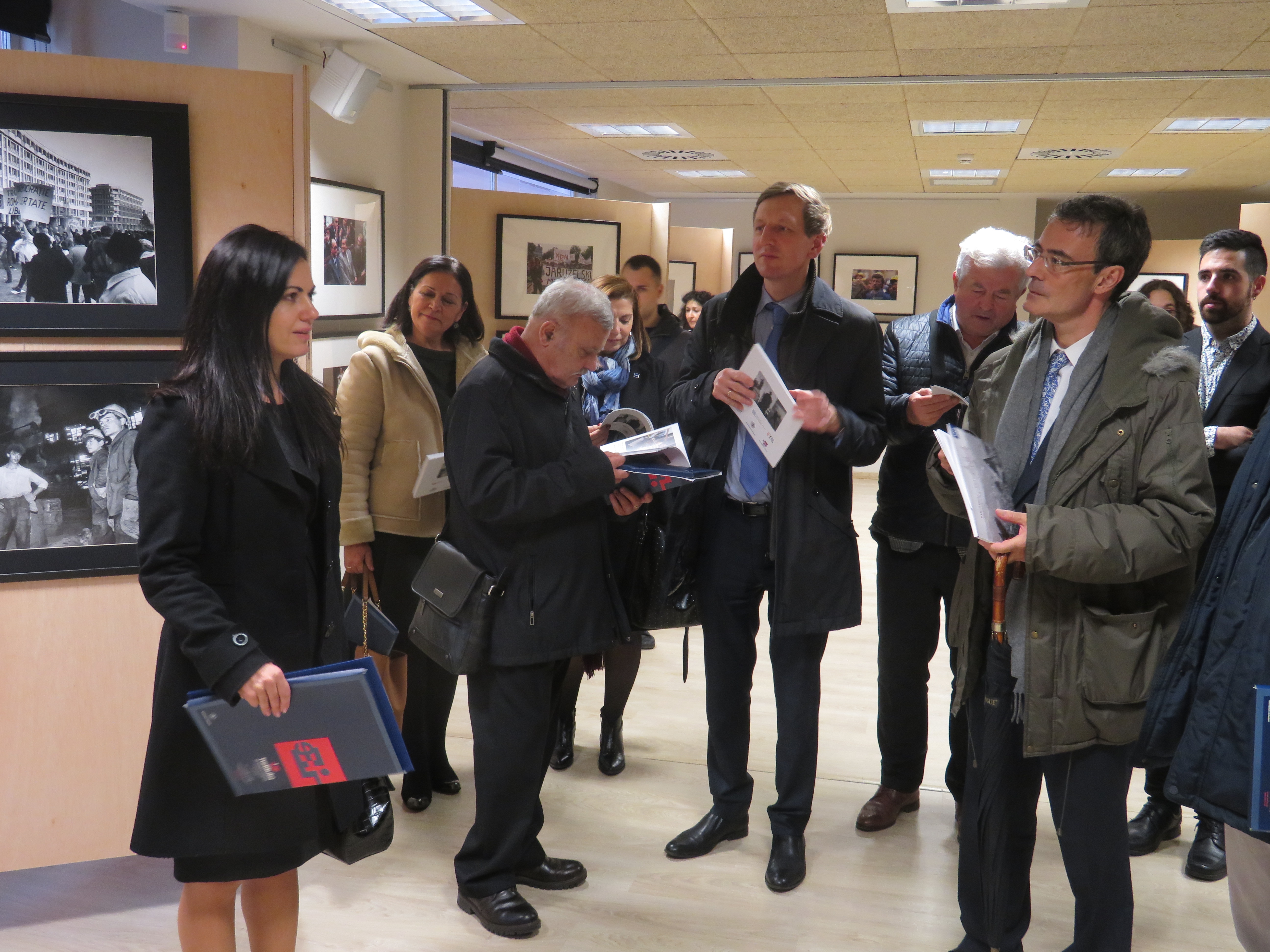 Durante la inauguración de la exposición fotográfica en el Museo de la Universidad de Valladolid (edificio Rector Tejerina)