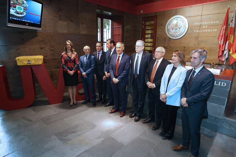 Los representantes de las instituciones firmantes junto con los investigadores