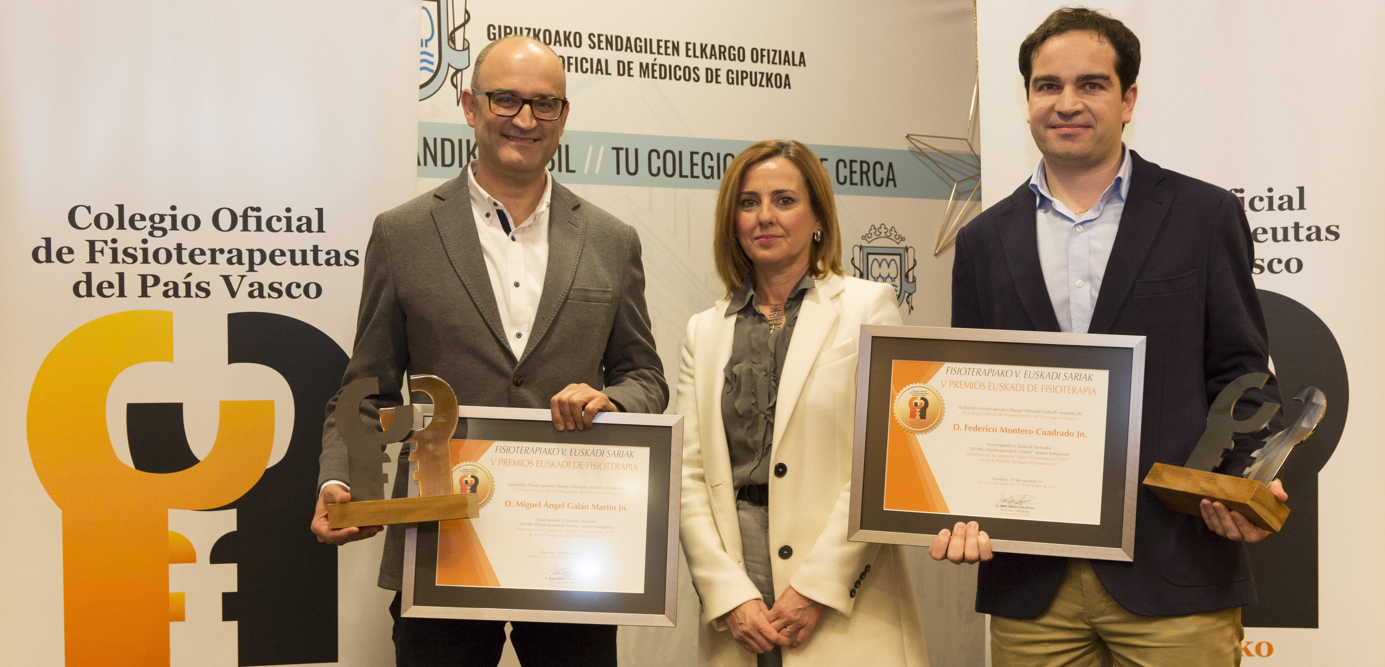 Miguel Angel Galán Martín (izda) y Federico Montero Cuadrado (dcha), durante la recepción del Premio al Mejor Fisioterapeuta del Año