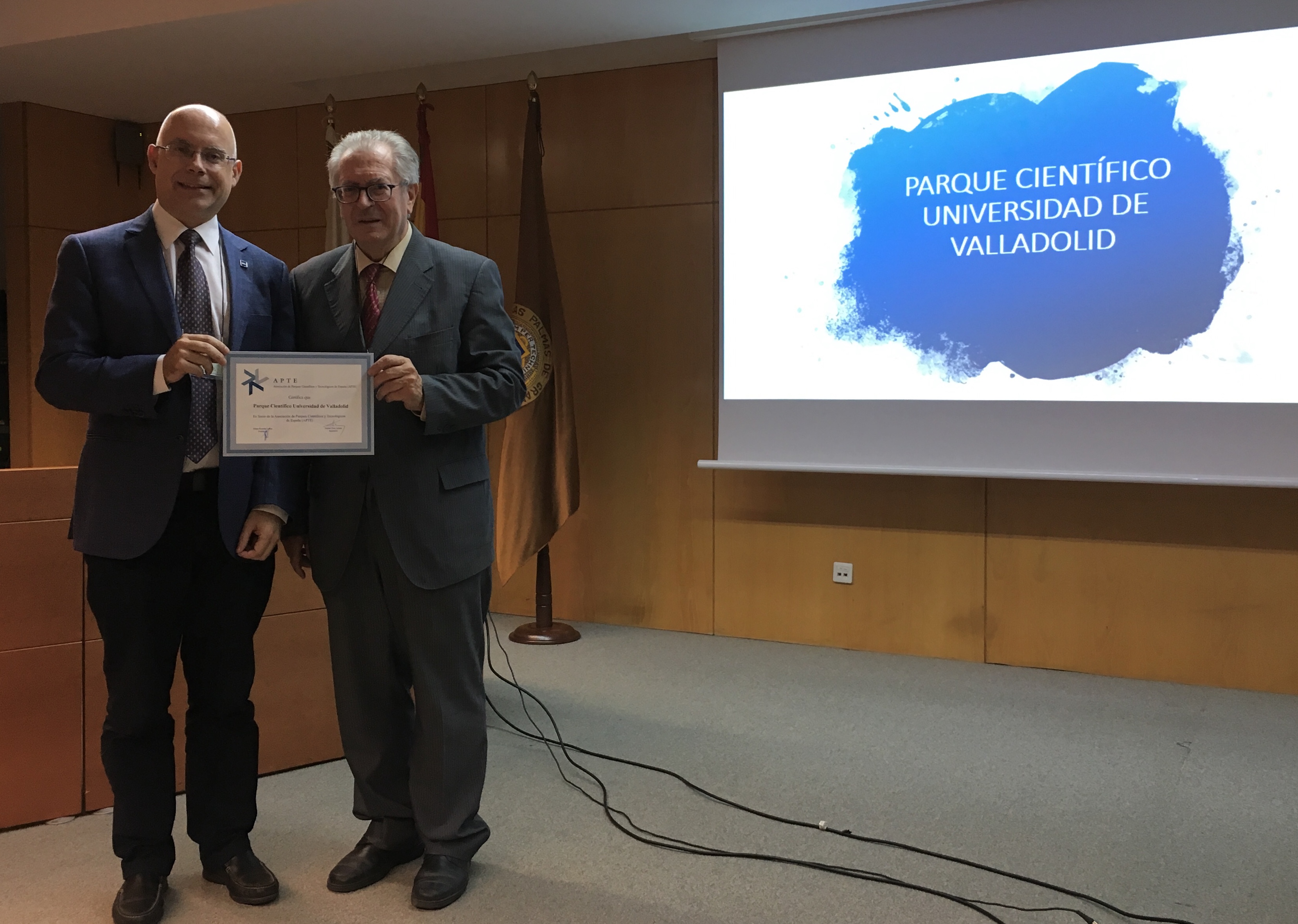 El presidente de APTE, Felipe Romera, hace entrega a Enrique Baeyens, director del Parque Científico de la UVa, de la acreditación como nuevo socio miembro