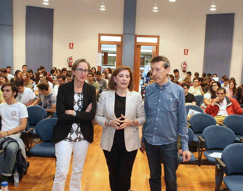 María Ángeles Sobaler Seco, vicerrectora de Estudiantes; Javier Castán Lanaspa, decano de la facultad, y María Monjas Eleta, profesora del Área de Periodismo de la Universidad de Valladolid