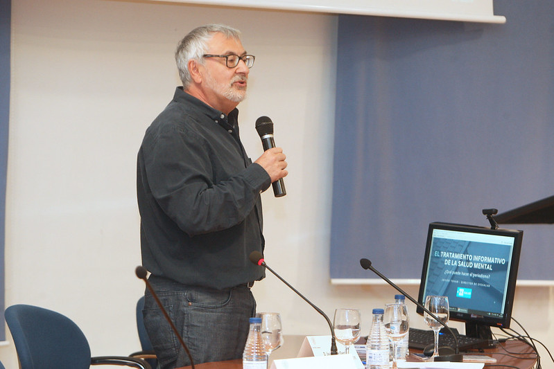 Javier Tovar García, director del área de salud en la Agencia EFE, durante su conferencia en Filosofía y Letras
