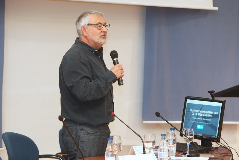 Javier Tovar García, director del área de salud en la Agencia EFE, durante su conferencia en Filosofía y Letras
