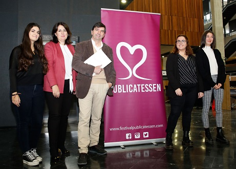 El vicerrector y la decana de Facultad de Ciencias Sociales, Jurídicas y y de la Comunicación (2ª izda) acompañan a las alumnas del Festival Publicatessen