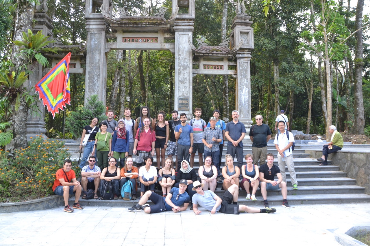 Foto de familia de alumnos y profesores de "Summer School" en Vietnam
