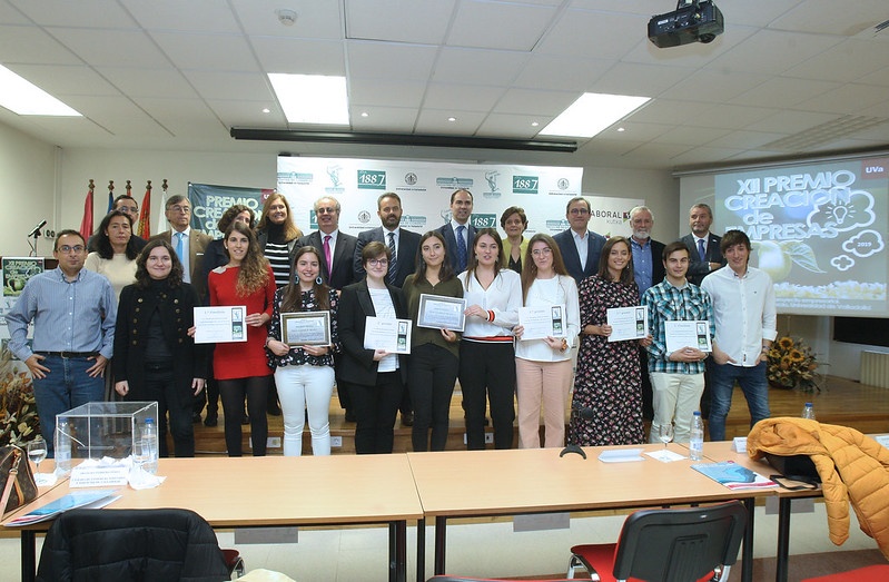 Premiados, autoridades y miembros del jurado en una foto de familia