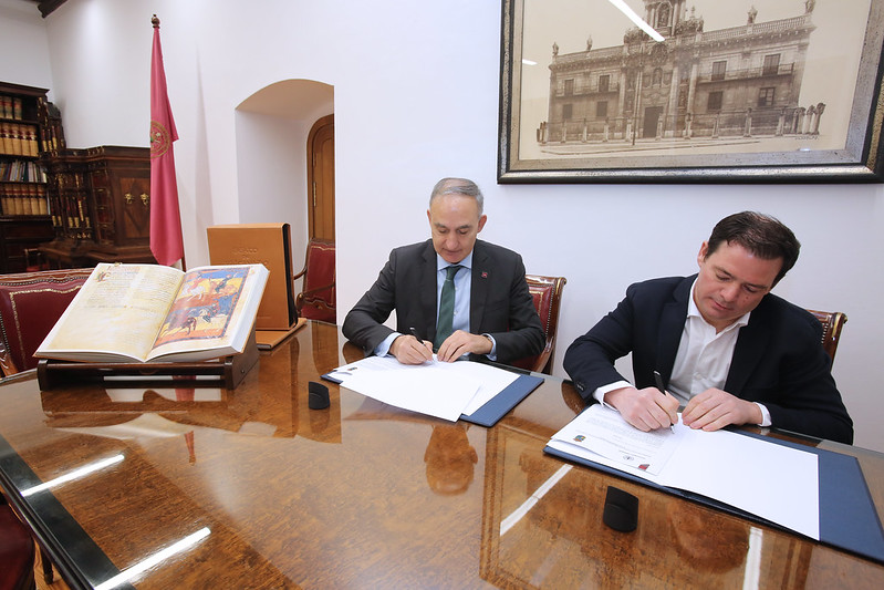 Antonio Largo Cabrerizo y Antonio Juárez Núñez firman el acuerdo de cesión