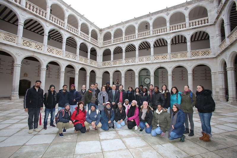 En el centro, el rector Antonio Largo y Felipe Bravo, director del Máster, acompañados de los estudiantes de la Winter School