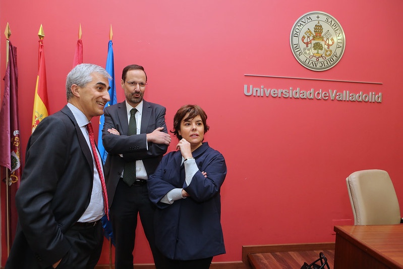 Íñigo Sanz Rubiales, Manuel Gómez Tomillo y Soraya Sáenz de Santamaría, en el Salón de Grados de la Facultad de Derecho, en donde se ha celebrado la conferencia