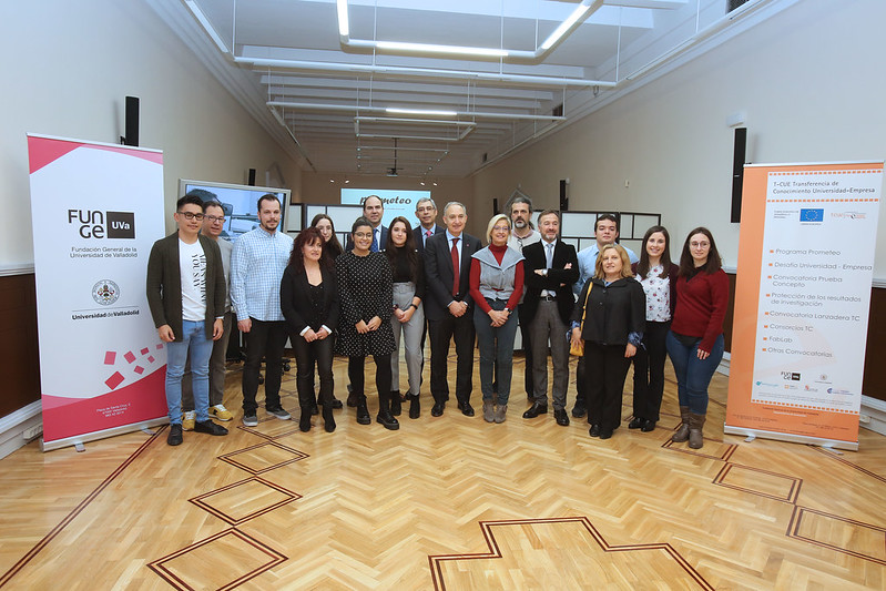 Autoridades y estudiantes ganadores de las becas Prometeo, en el acto de presentación de los trabajos.