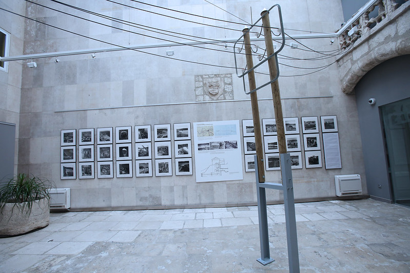 Recreación de un poste eléctrico de la época en la sala de exposiciones del MUVa