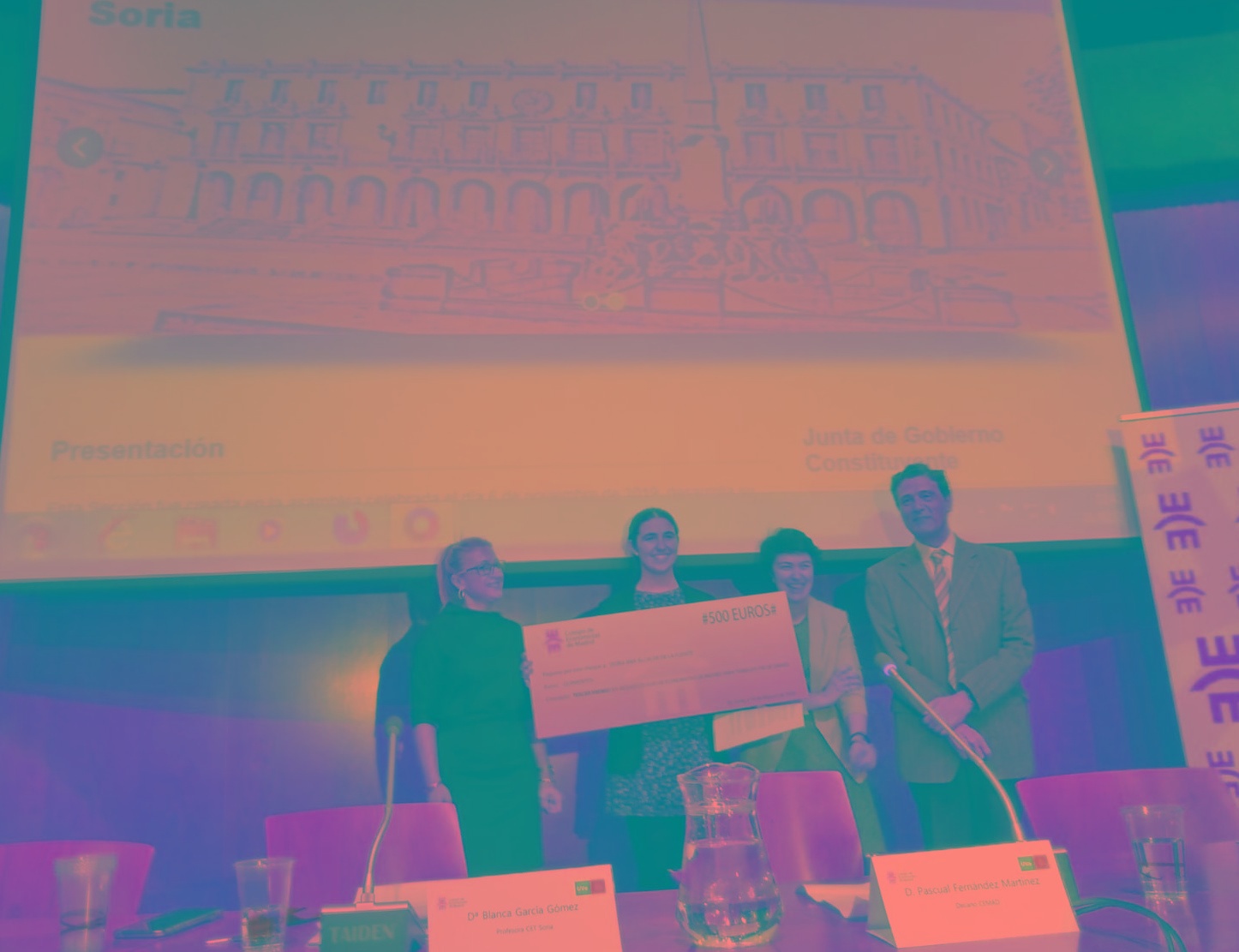 En el centro, Ana Alcalde recibiendo el Premio