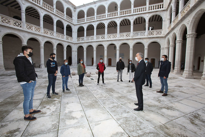 Equipo de Ajedrez de la UVa recibidos por el rector en el Palacio de Santa Cruz