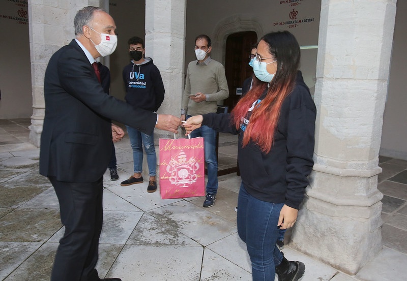 El rector recibe a los estudiantes que representan a partir del lunes a la UVa en el Campeonato del Mundo Universitario de Ajedrez