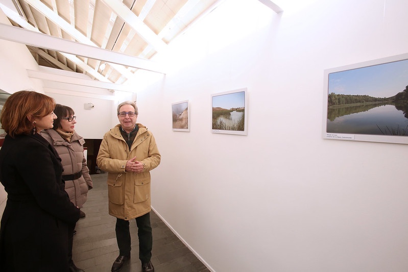 Durante la visita a la exposición de fotografía en la Sala San Ambrosio del Palacio de Santa Cruz