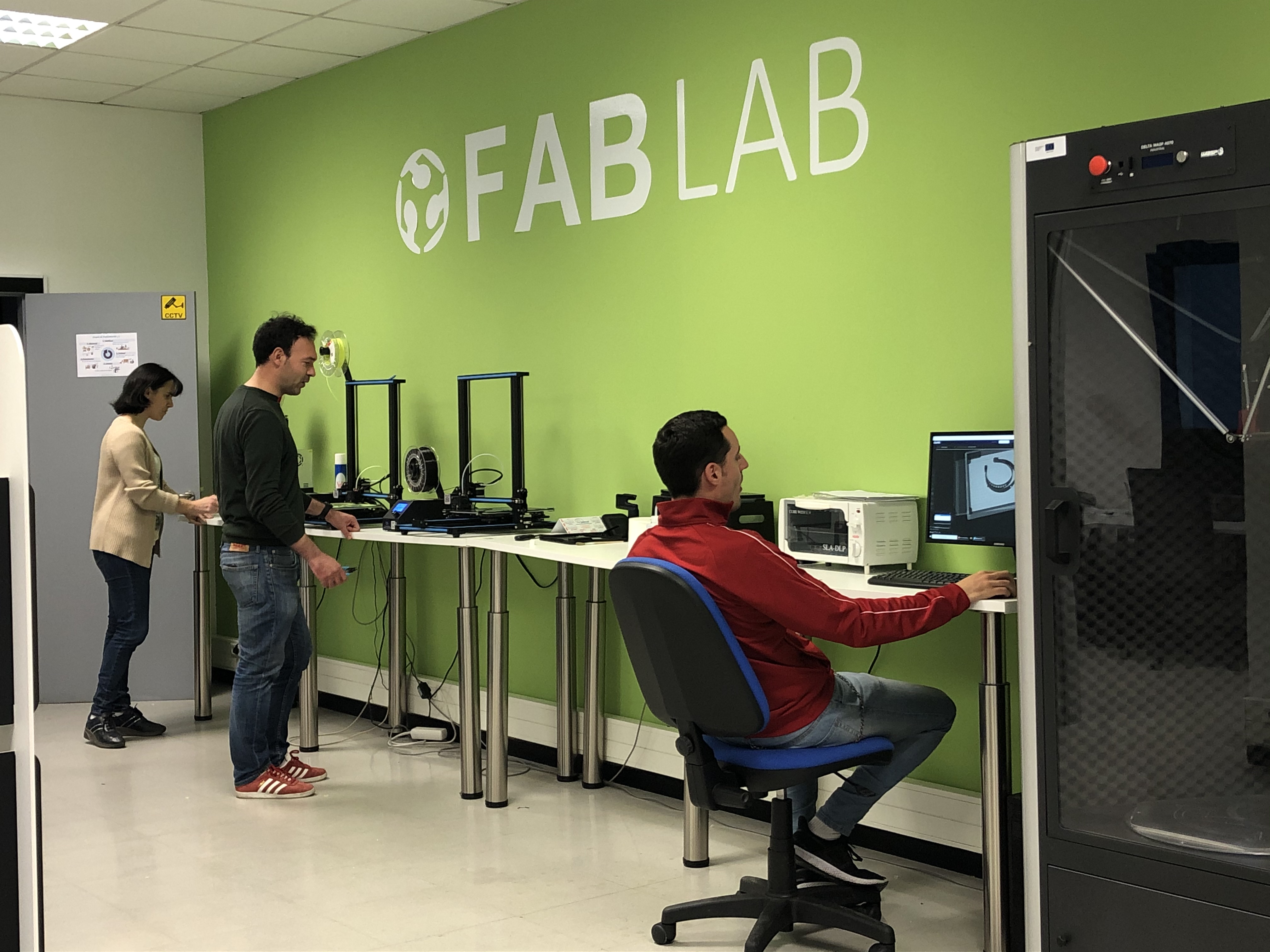 Técnicos de la UVa, durante el proceso de elaboración de las mascarillas en el Laboratorio de Fabricación Digital (FabLab)