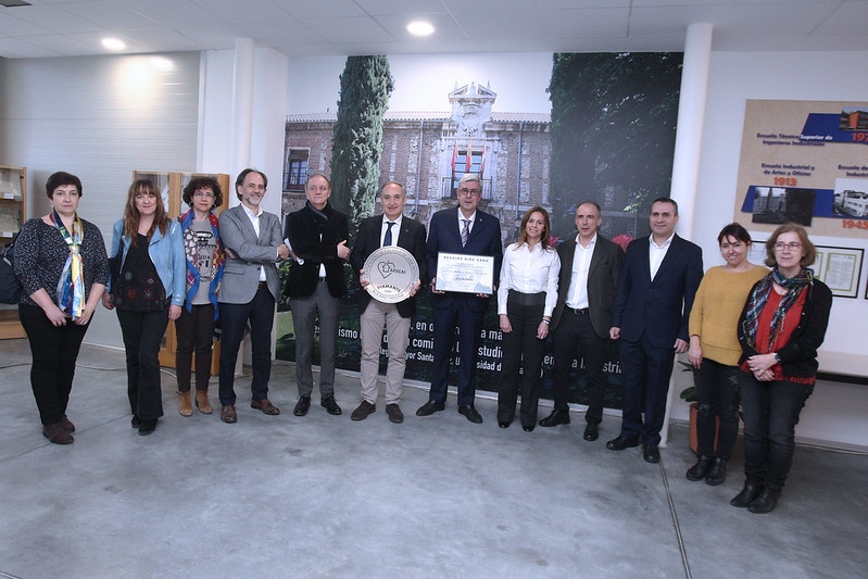 El rector y el director de la Escuela de Ingenierías Industriales, junto con los responsables de AESCAI y otros miembros de la comunidad universitaria, tras recibir el diploma y la placa acreditativa