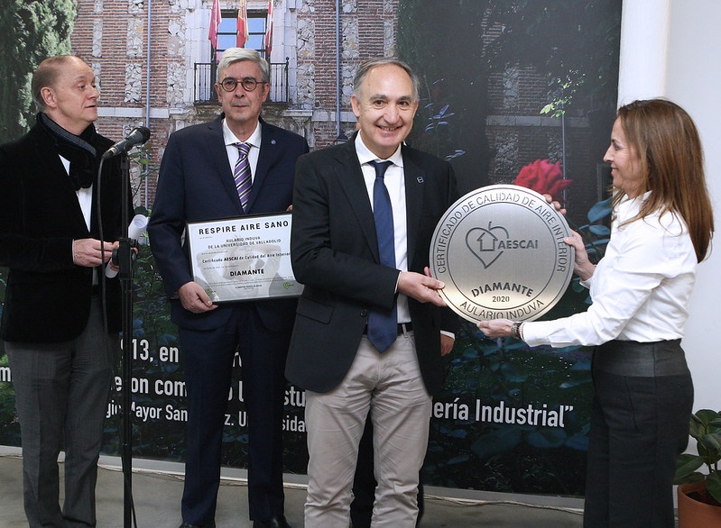 El rector de la UVa recibe la placa de manos de Marta López Antoñano, directora de AESCAI