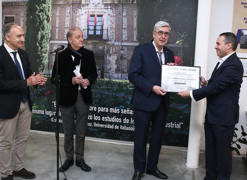 El director de la Escuela de Ingenierías Industriales, Jesús Pisano, recibe el diploma de Rafael Diez, director técnico de AESCAI