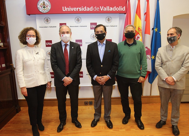 De izquierda a derecha: Paloma Castro, vicerrectora de Internacionalización; Antonio Largo, Rector de la UVa; Dinesh K. Patnaik, director general del Consejo Indio para Relaciones Culturales (ICCR); Sanjay Verma, Embajador de la India en España, y Guillermo Rodríguez, director de la Casa de la India