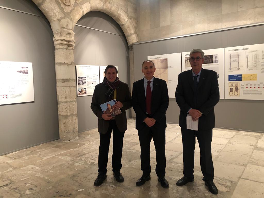 El acto de inauguración fue presidido por el rector de la UVa, Antonio Largo Cabrerizo, y estuvieron presentes el director de la Escuela, Jesús Angel Pisano, y el director del Museo de la Universidad de Valladolid, Daniel Villalobos, así como los comisarios.