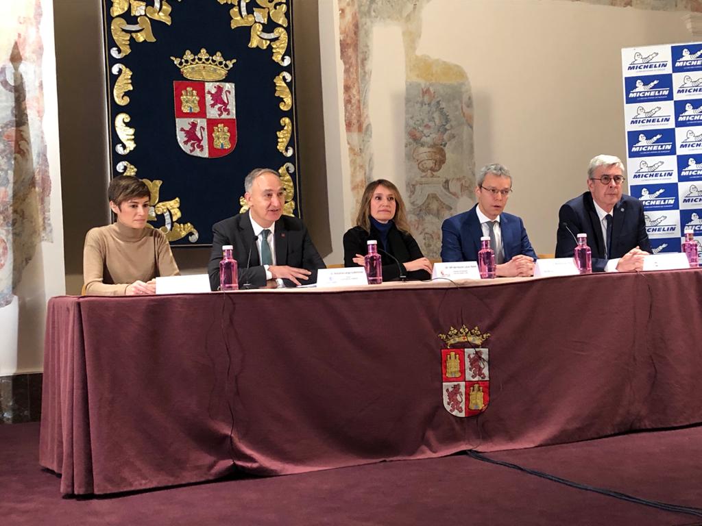Silvia Garoz Crespo, directora de Personal de la fábrica de Valladolid de Michelin España-Portugal; Antonio Largo Cabrerizo, rector de la Universidad de Valladolid; Rocío Lucas, consejera de Educación; el director de la Fábrica de Valladolid de Michelin España-Portugal, Bruno Arias, y Jesús Pisano, director de la Escuela de Ingenierías Industriales de la UVa