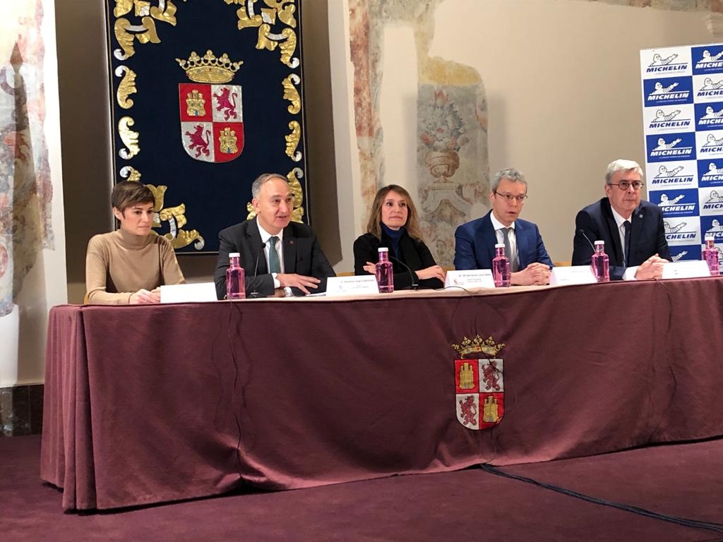 Silvia Garoz Crespo, directora de Personal de la fábrica de Valladolid de Michelin España-Portugal; Antonio Largo Cabrerizo, rector de la Universidad de Valladolid; Rocío Lucas, consejera de Educación; el director de la Fábrica de Valladolid de Michelin España-Portugal, Bruno Arias, y Jesús Pisano, director de la Escuela de Ingenierías Industriales de la UVa