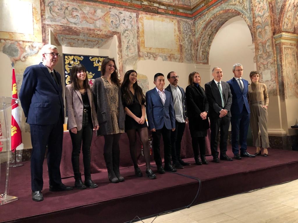 Las autoridades y los premiados, en la Sacristía de la Sala Fray Pío de la Consejería de Educación de la Junta de Castilla y León
