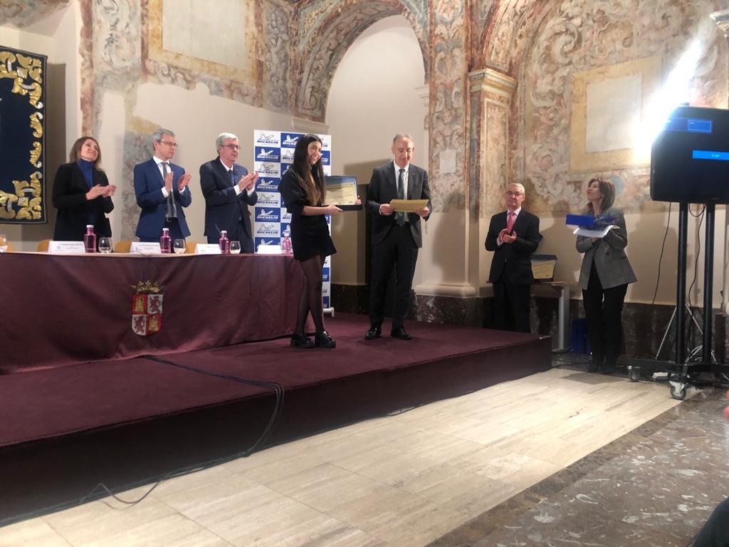 El rector de la UVa entrega el premio al mejor trabajo fin de carrera en el área de Organización Industrial a Ana Martín Crespo