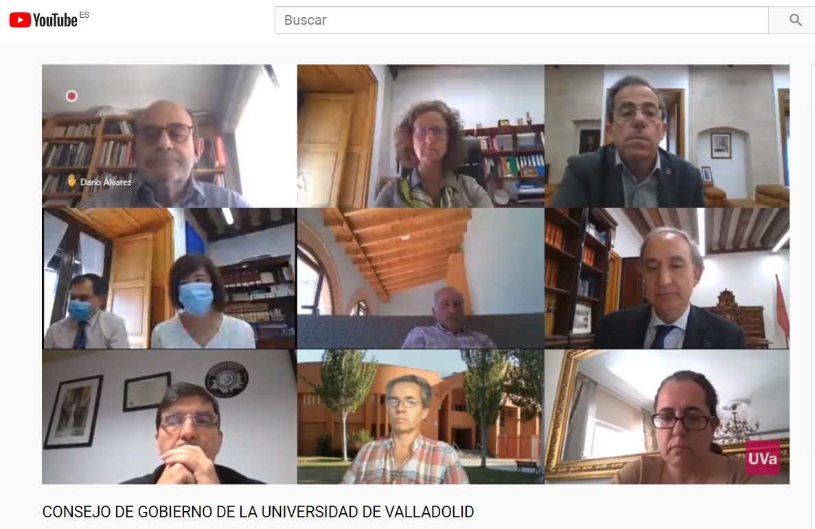 Un momento del minuto de silencio guardado durante la celebración del Consejo de Gobierno