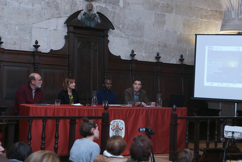 El acto estuvo presidido por la vicerrectora de Comunicación y Extensión Universitaria, Carmen Vaquero, acompañada en la mesa por Pedro Sanz, Jean Baptiste Kambale Migheri y Félix Jové