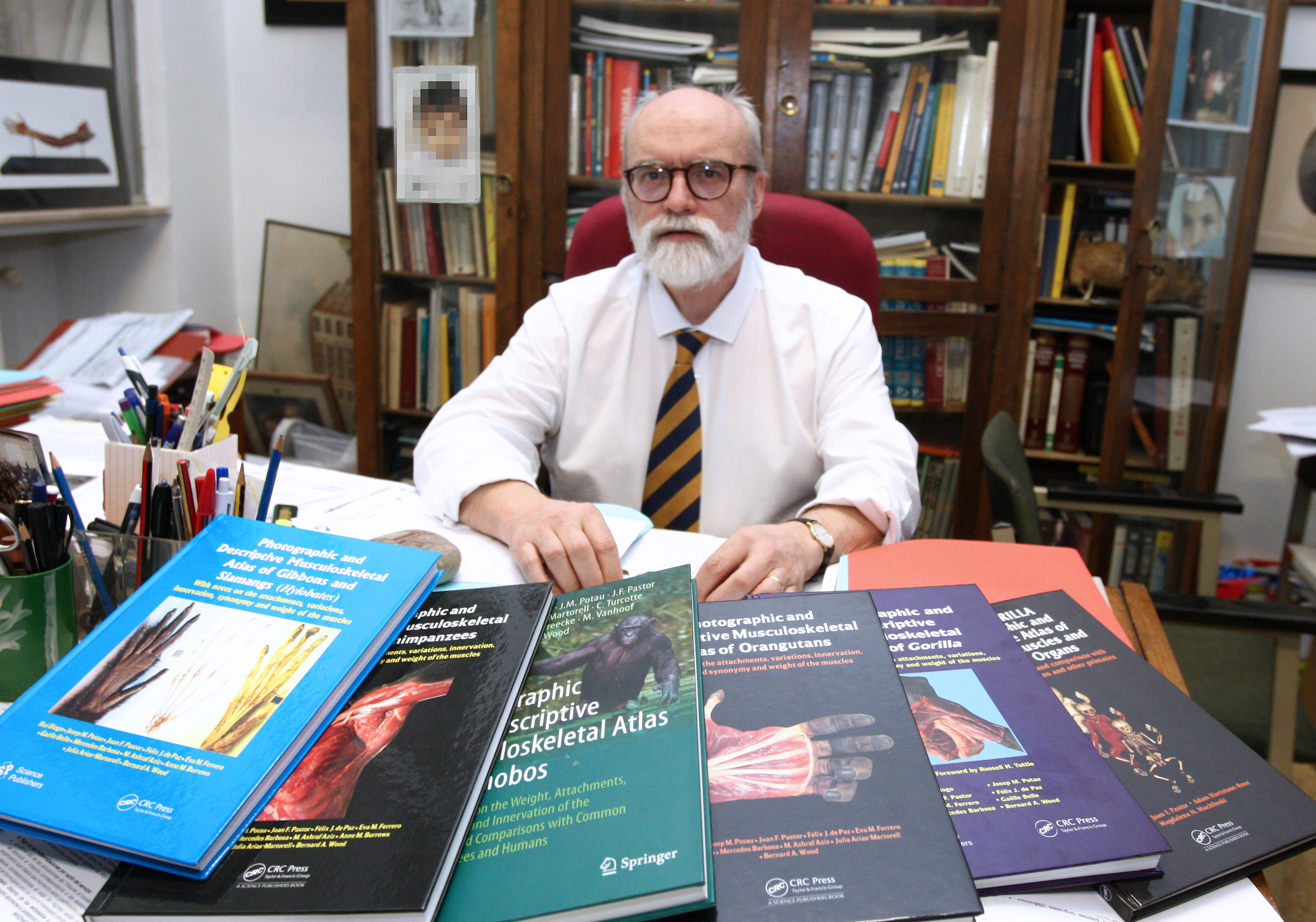 El profesor Pastor junto a los ejemplares de atlas editados con la colaboración de la UVa