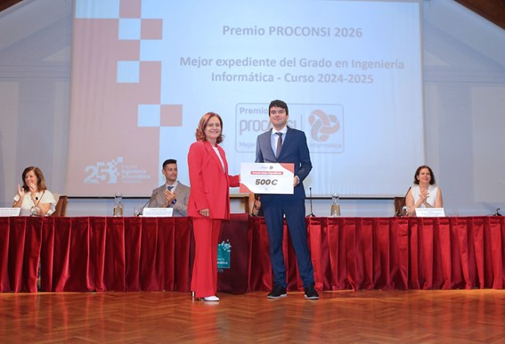 Rosa González Hernández, responsable de Recursos Humanos de Proconsi, entrega el premio a César Merino Fidalgo