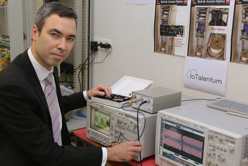 Ramón J. Durán, en la ETS de Ingenieros de Telecomunicación de la Universidad de Valladolid