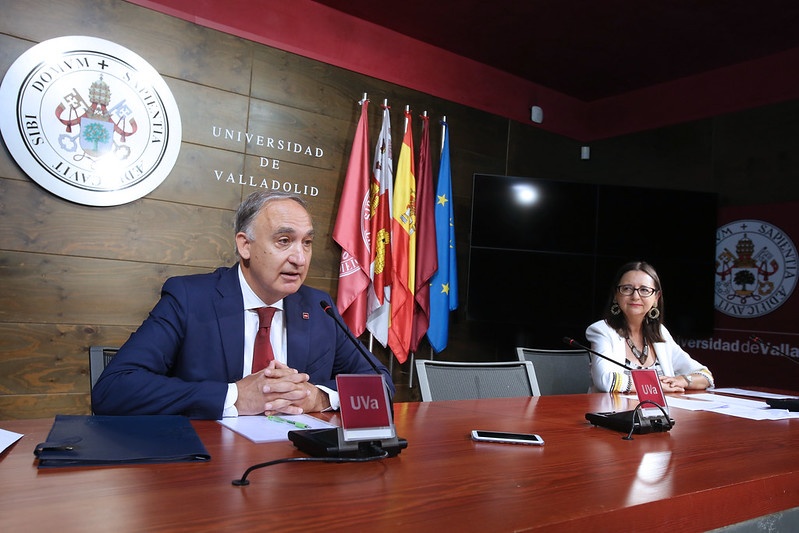El Rector y la vicerrectora de Estudiantes y Empleabilidad, durante la rueda de prensa