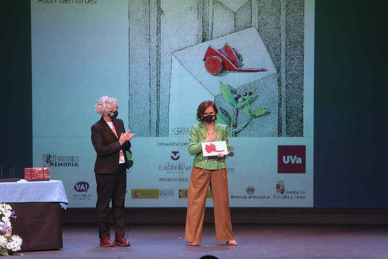 La vicepresidenta Carmen Calvo, tras recibir el premio de manos de la directora del Congreso, Asunción Esteban