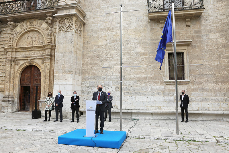 Acto solemne del izado de la bandera de Europa en el Palacio de Santa Cruz