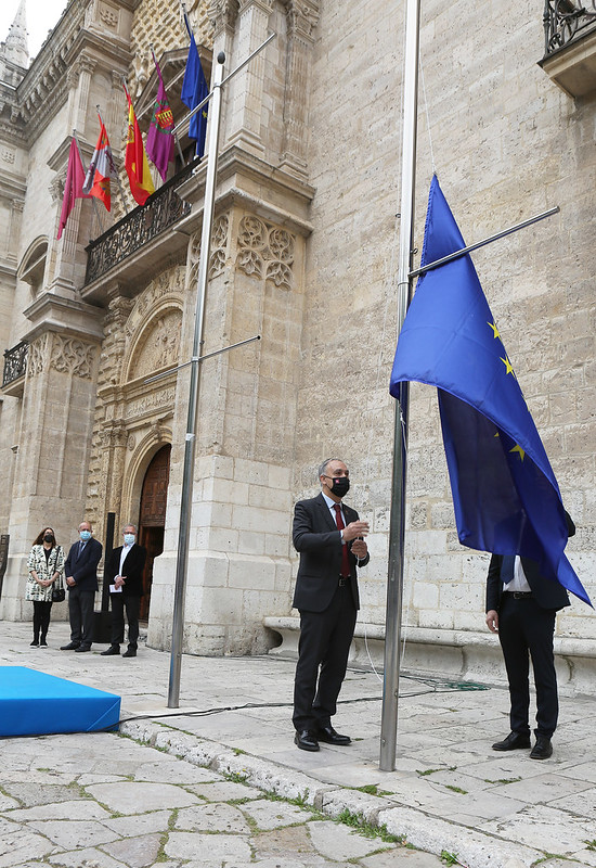 Acto solemne del izado de la bandera de Europa en el Palacio de Santa Cruz