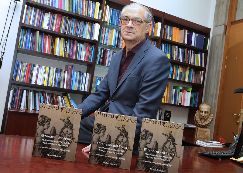 El catedrático de Literatura Española de la UVa Germán Vega, junto con los ejemplares publicados por la Universidad de Valladolid