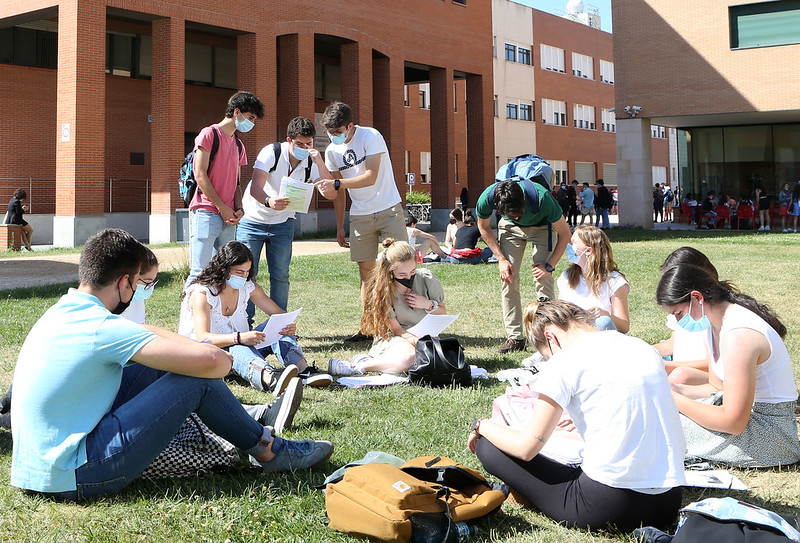 Estudiantes hacen el último repaso durante la primera jornada de la EBAU