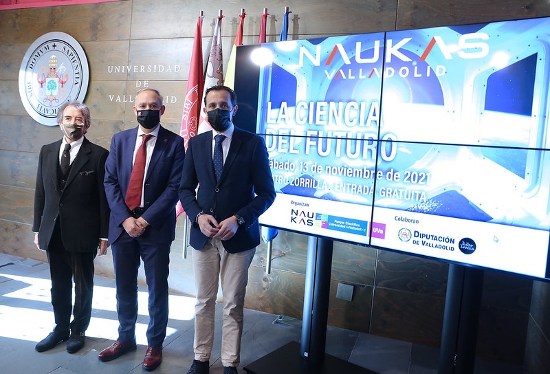 El rector de la Universidad de Valladolid, Antonio Largo (centro); el presidente de la Diputación de Valladolid, Conrado Íscar (derecha), y el gerente del Teatro Zorrilla, Enrique Cornejo (izquierda)