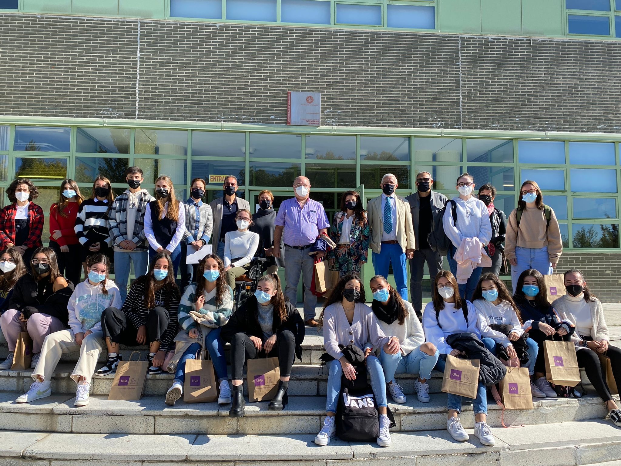 Estudiantes del Bachillerato de Investigación y Excelencia en Humanidades y Ciencias Sociales junto al profesorado